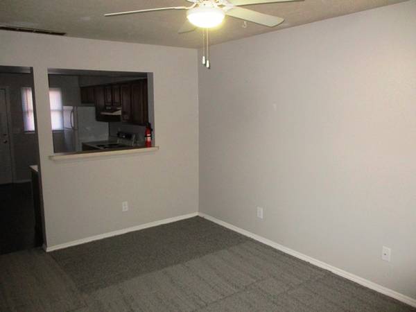$1,025 / 2br - Acogedor de 2 habitaciones (704 N Golfcrest)63700527483393122