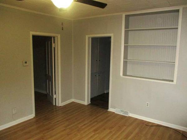 $1,200 / 2br - Casa Unifamiliar Cerca del Centro (917 N Lee)63700508851587124
