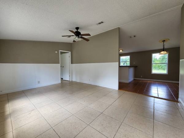 $2,500 / 4br - ¡3 ACRES! 4/2 con garaje para 2 autos. Traiga sus caballos o ganado: CERCADO63861744414211122