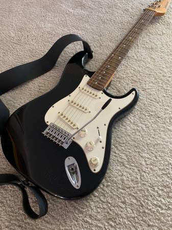 GUITARRA ELÉCTRICA JOHNSON STRAT STYLE NEGRO Y BLANCO CON BARRA DE ESTRÉS Y CORREA - $125 (los gatos)63471479439875123