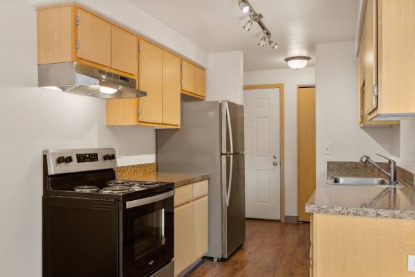 $1,795 / 2br - 933ft2 - 2 BEDROOM, 2 BATHS  //  PETS WELCOME!  // ONE MONTH FREE! (2020 NE Linnea Drive Bend, Oregon)63839294230403122