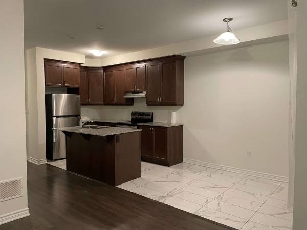 3-Bed, 2.5-Bath + 2 Parking/Garage/Laundry/Yard Incl (Circus Cres) 1