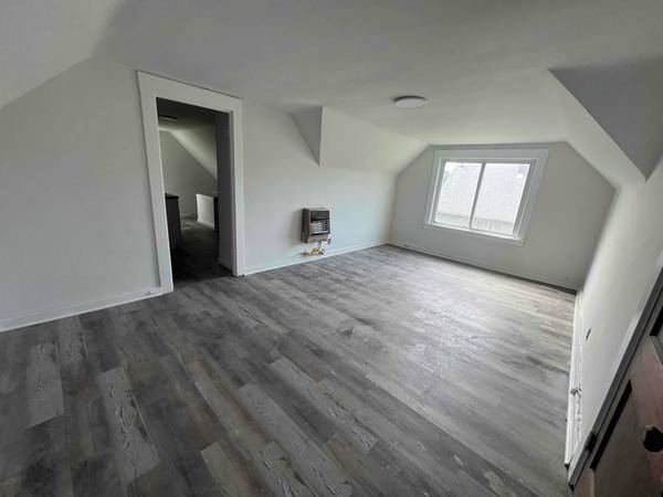 $850.00 / 1br - 700ft2 - COMPLETELY RENOVATED SPACIOS 1BR 1BATH. FREE PARKING. 5 MIN TO UNIVERS63907494126211120