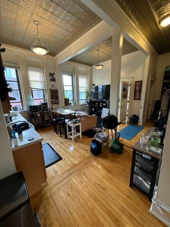 $1,950 / 1br - Updated Corner Unit in Center of Town (Northampton)64017048199298120