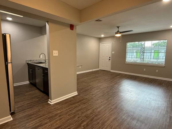 $1,354 / 1br - 710ft2 - Steps away from our Resort Style Pool, Gas Grill and Courtyard Seating (New Orleans)63792269160451124