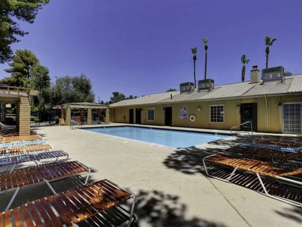 $1,260 / 2br - 816ft2 - Pool, Cable/Satellite, Dishwasher (3937 Spencer Street, Las Vegas, NV)63907026830723122