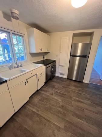 $2,200 / 2br - Second Floor Two Bedroom on Elm St. Northampton (Elm Street Northampton Ma)64016883431042123
