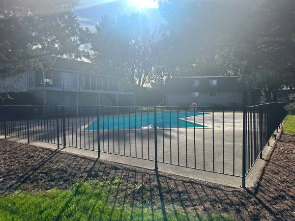 $900 / 900ft2 - Saginaw Twp. upper 1 bedroom Condo, w/ pool, carport, laundry. $900.00 (Saginaw)64198883211139122