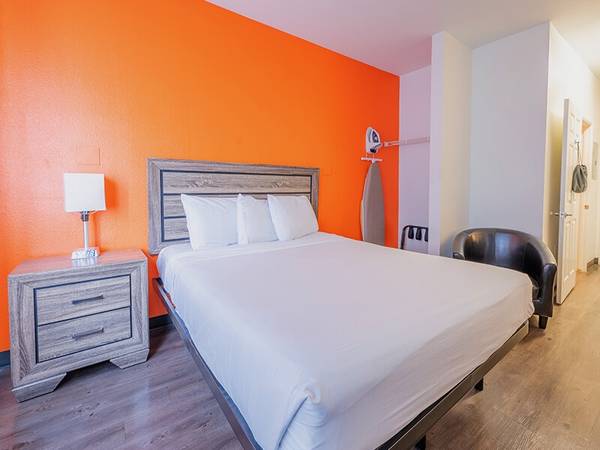 Elevator Access, Package Receiving, Free Parking 1