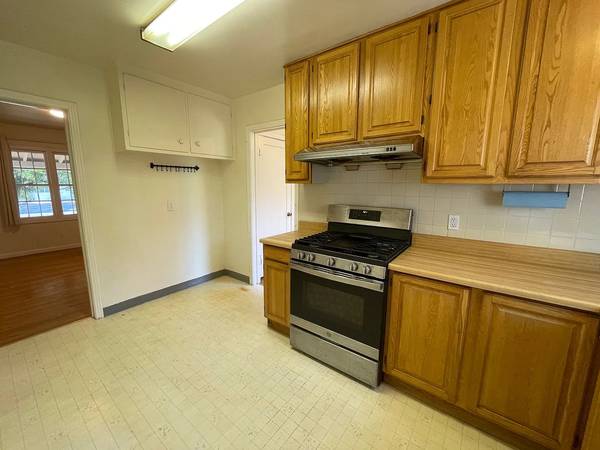 $910 / 3br - 1108ft2 - "Hogar encantador✷3 habitaciones con pisos de madera dura y amplio patio trasero!" (Sacramento)63790713778819121