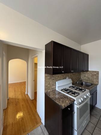 $1,250 ★ Devon Bloom Studio – Heat, Gas & Water Included – Top Floor ★ (Edgewater)63899123807874120
