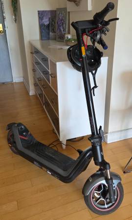 NIU KQI300 X (24mph) electric scooter 1