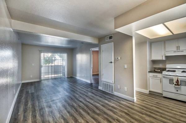 $2,050 / 1br - Covered Parking, Vinyl Flooring, Gas Range (Santa Ana)64035738242051123