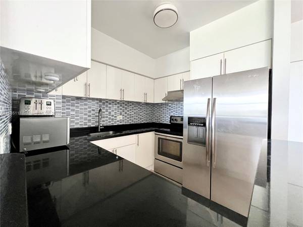 $2,650 / 2br - Spacious 2Bed/2Bath with beautiful views in full-service building (Miami Beach)64049276067585124