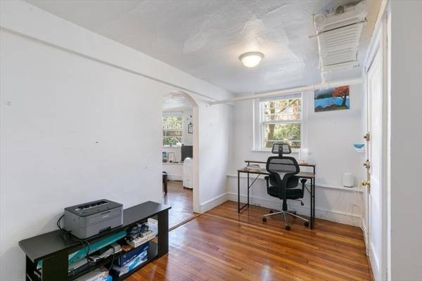 $2,500 / 1br - 557ft2 - Beaconsfield - Modern Kitchen w/ Utilities - Available Now (Brookline)64213547723907124