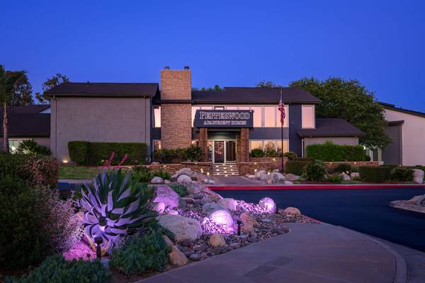$1,995 AMAZING STUDIO IN A GREAT LOCATION WITH A GREAT AMOUNT OF SPACE! (Vista)63819410615681120
