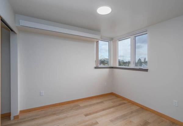 $1,702 / 1br - 535ft2 - Inviting 1 BR with Large Windows & Courtyard Playground Access (Central District)63884890160515123