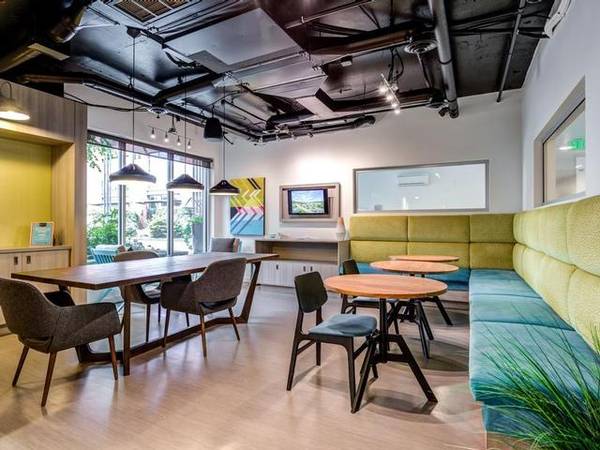 $3,381 / 2br - 1057ft2 - Parking Garage with Full Size Spaces, Package lockers (Eastlake)63934550644355124