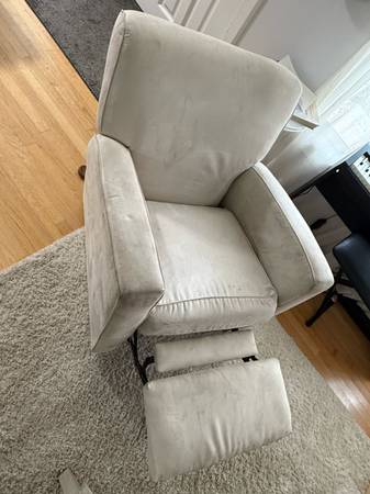 Comfortable Glider Rocking Chair with Footrest – Perfect for Relaxing 1