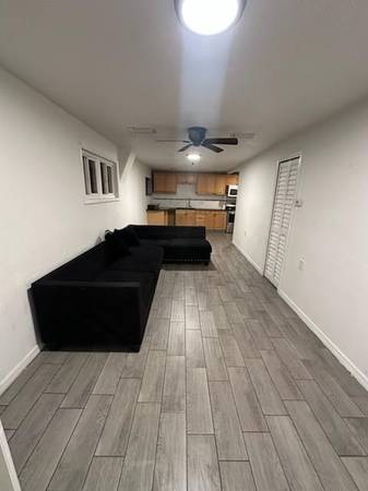 $1,460 / 2br - 842ft2 - Two bedroom home with fenced in yard (Pinellas Park)64002492866307121