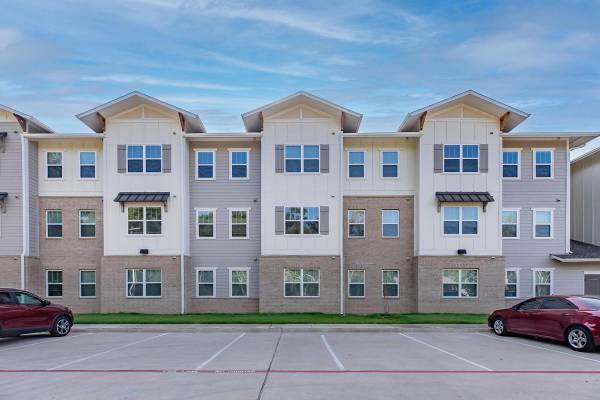 $1,000 / 2br - 1027ft2 - Picnic Area with Barbecue, Elevator, High-speed Internet Access (Henderson TX)64037560096898121