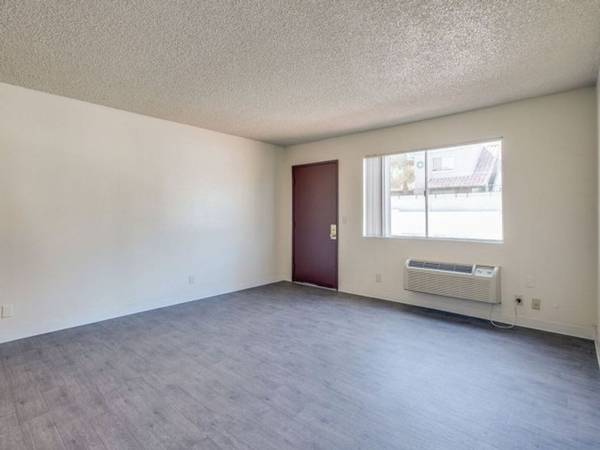 $1,115 / 2br - 750ft2 - Close to Public Transportation, On-Site Management, 2BD 1BA (Charleston & Rainbow)63859501108099124