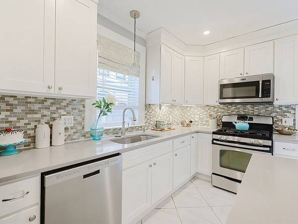 Spacious 3-Bed 2-Bath Home with Large Island and Fenced Yard!

$1,850

                        Brighton, MA