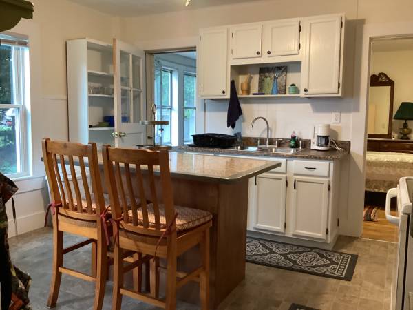 $2,700 / 2br - Beautiful sun soaked fully furnished first floor large apartment Easth (Easthampton)64017045531906120