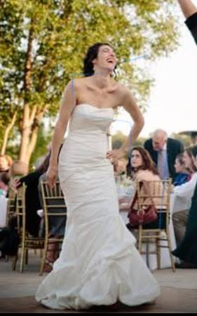 Gorgeous pristine wedding dress 1