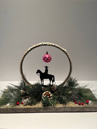 QUAINT CHRISTMAS CENTERPIECE 1