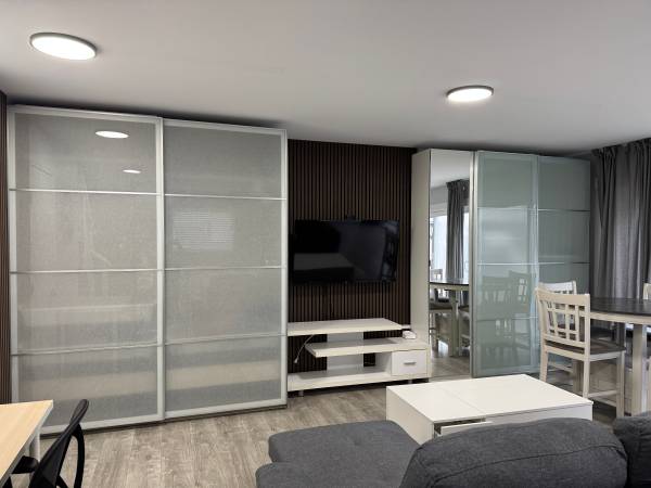 Fully Furnished, 1 bed, 1bath, washer/dryer, super Bright Home 5