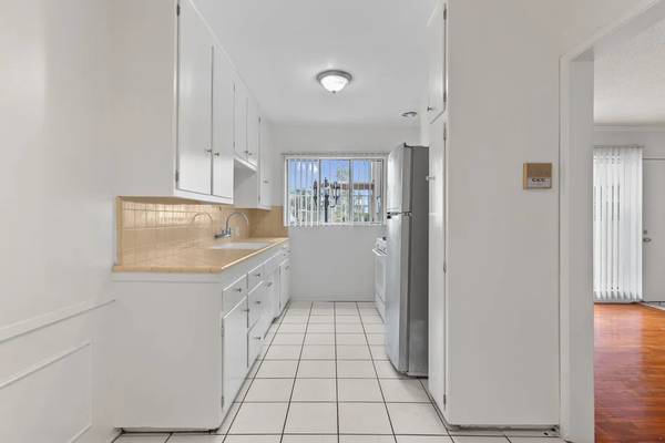 $1,060 / 1br - Upper level 1 bed + 1 bath unit in North Hollywood (11633 Burbank Blvd North Hollywood, CA)63998005954947124