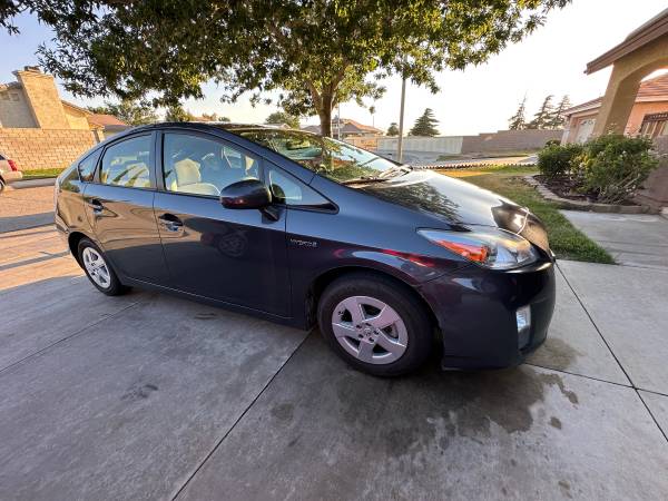 2010 Prius III - $6,90063618217174273120