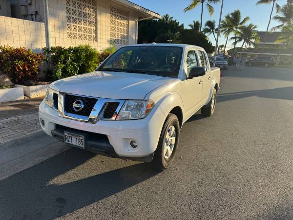 2013 Nissan Frontier SV Crew Cab w/trifold bed cover and bed extender 1