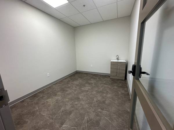 $661 / 94ft2 - PERSONAL SALON SUITE- AVAILABLE 11/1! (Kennewick)63686597206913120