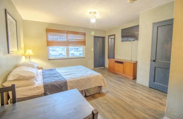 $325 Standard room available today at Lazy Largo Motel (Largo)63991229686274121