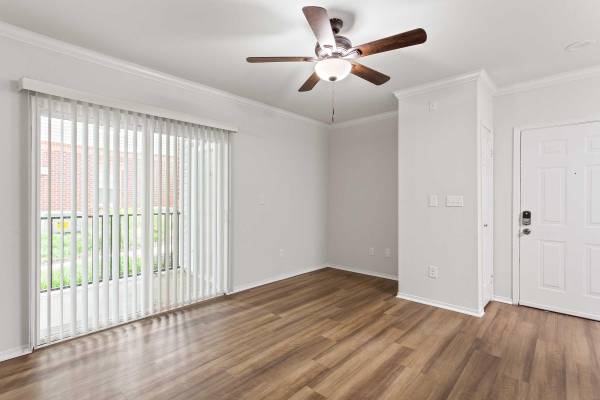 $1,997 / 1br - 788ft2 - Picnic Area, Beautiful Landscaping, Views Available (4201 Jefferson Oaks Cir, Fairfax, VA)63895919367683120