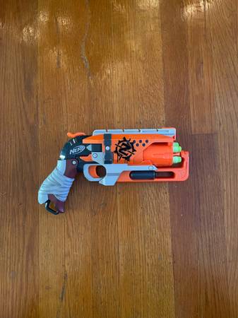 Nerf A4325 Zombie Strike Hammershot Blaster 1