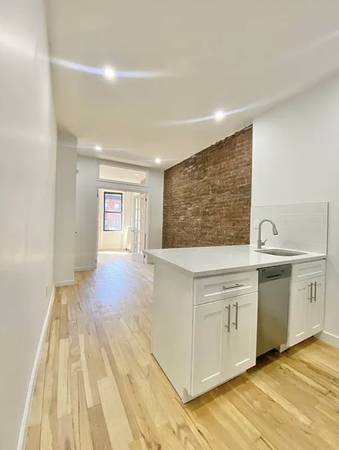 $2,995 / 1br - Charming 1BR with Bay Windows & French Doors | NO FEE | (Crown Heights)63816576053121124