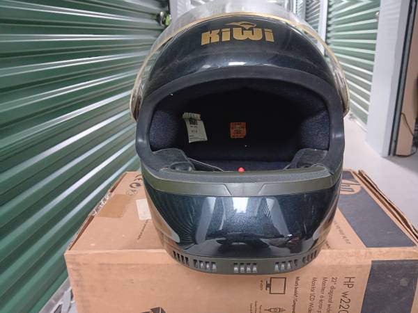 Casco integral de motocicleta Kiwi, Black Gold, vintage de 1987-88 con visor - $85 (Keene, NH)63470911943809124