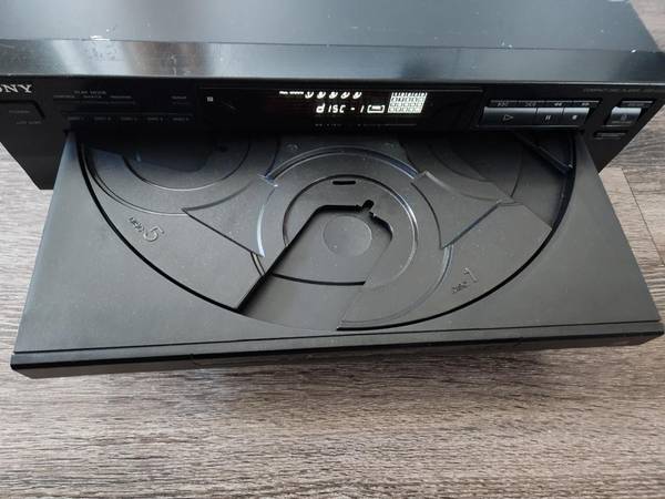 Radio Stereo 5 Disc CD Changer By Sony Black Model CDPC345 - $50 (Pembroke Pines)63471414368387122