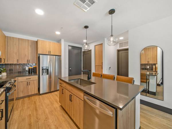 $2,085 / 2br - 1122ft2 - EIGHT+ Weeks FREE, Ask how to get admin free waived!! (Off the loop 101, North Phoenix, Plank Flooring throughout)64047538497281121