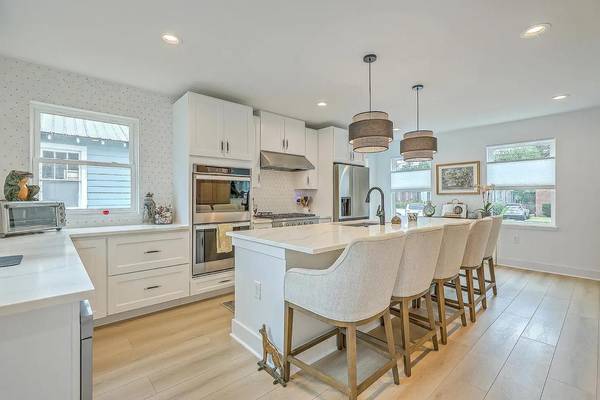 $2,696 / 3br - Downtown Charleston without the cramped apartment vibe64016105483523121