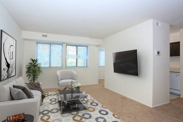 $1,199 / 2br - 980ft2 - SPECIALS SPECIALS ONE Month FREE on 2BRs! | (Woodlawn)63694984058883122