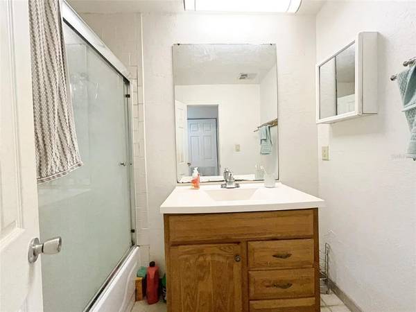 $1250.00 / 2br - 1266ft2 - FOR RENT 2-bedroom 2 -baths 2nd floor unit close to UF & Shands63823035195009124