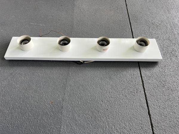 White Vanity Lighting - $15 (Palm Bay N.W.)62974823665921121