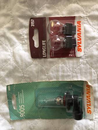 2006 Corolla headlight / taillight bulbs 1