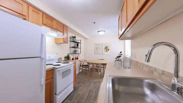 $1,595 / 2br - 970ft2 - Enjoy Nature with Close Walking/Running/Bike Paths to the River (Milwaukie)63777293672705123