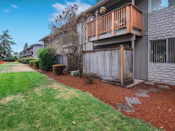 $1,350 / 1br - Updated One Bedroom !  By McNary Golf Club -- Visit Keizer Rapids Park (Keizer)63660394314371122