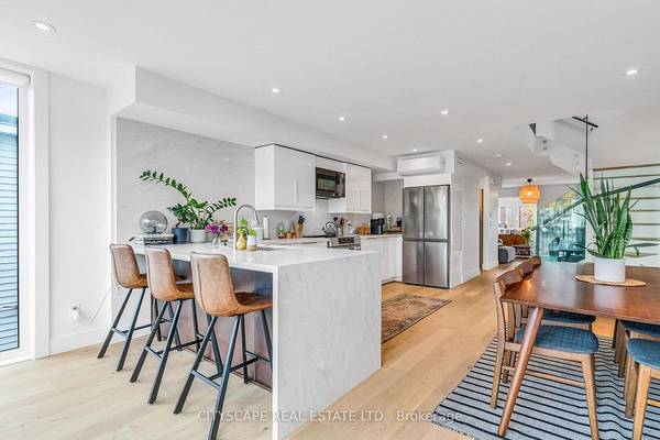 MUST SEE TWO LEVELS LUXURY LIVING STEPS TO UP EXPRESS&SUBWAY 2 BEDS 3